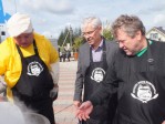 Žuvienės virimo paslaptybės apžiūri vertinimo komisijos pirmininkas europarlamentaras Z. P. Balčytis ir komisijos narys Žemės ūkio ministras K. Starkevičius
