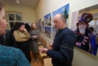 Parodos lankytojai bendrauja su fotomenininku R. Požerskiu