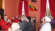 Šventės atidarymo ceremonijai įnešama Lietuvos Respublikos vėliava
