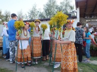 Puošniai apsirengusios meragitės - šventės dalyvės